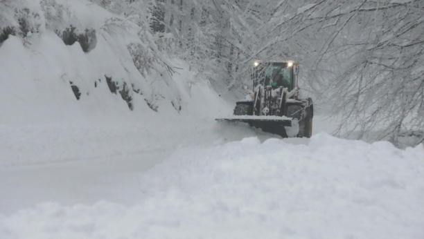 NESTAO IM SIGNAL, HRANA I GORIVO Konvoj kamiona zaglavljen u snegu, na minus 50 stepeni