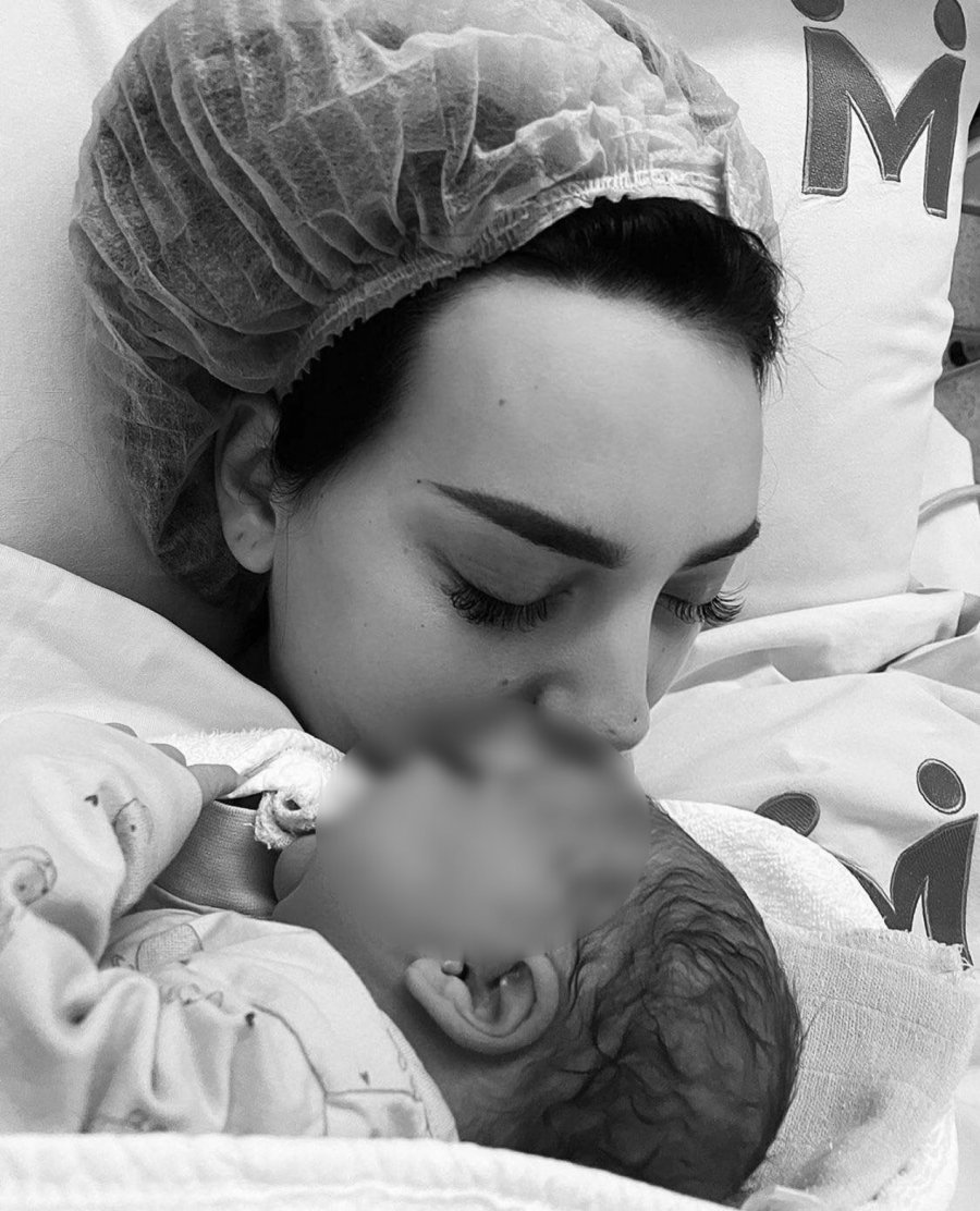 PRVA FOTOGRAFIJA KAĆE I BEBE Rasplakaće vas prizor mame i ćerke iz porodilišta!