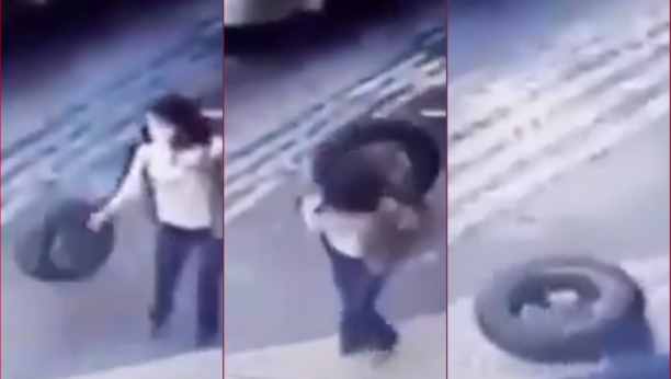 OVO SE DEŠAVA JEDNOM U NIKAD Zalutala guma promašila ženu na ulici, a onda se kao bumerang vratila njoj u glavu (VIDEO)