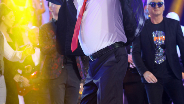 PEVAČ U EMISIJI PAO KAO POKOŠEN! Odjednom se srušio, voditeljka hitno reagovala, odmah pozvala doktora!