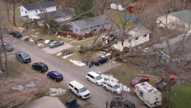OLUJNI VETAR POGODIO AMERIKU Stravično nevreme dovelo do 2 saobraćajne nesreće, 5 osoba poginulo (VIDEO)