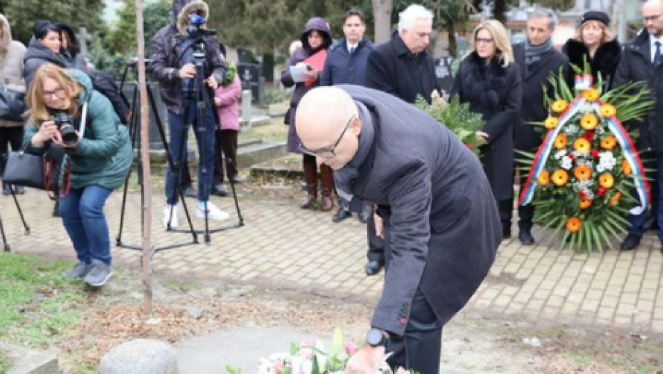 Vučević položio vence na spomenik kompozitoru Josifu Runjaninu povodom 200 godina od njegovog rođenja