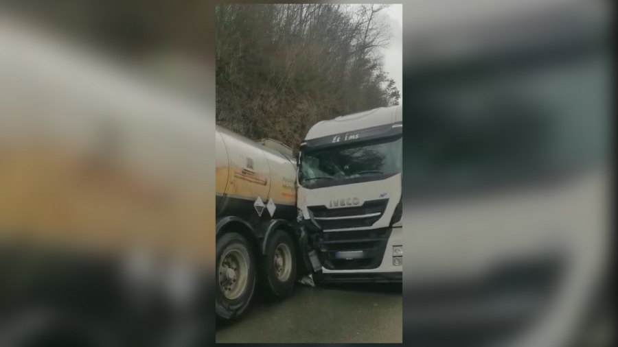 TEŽAK UDES KOD ČAČKA Sudar 3 kamiona, ugalj se rasuo po putu od siline udara (VIDEO)