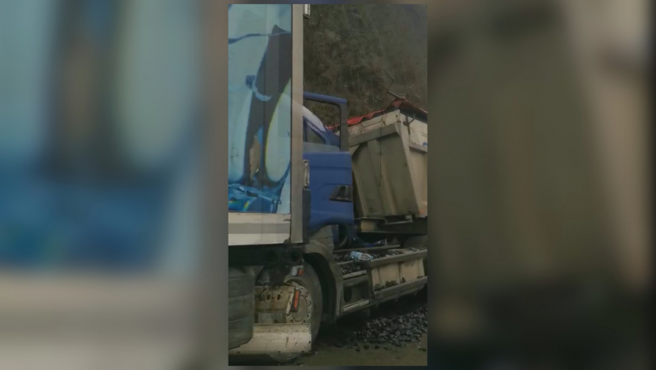 TEŽAK UDES KOD ČAČKA Sudar 3 kamiona, ugalj se rasuo po putu od siline udara (VIDEO)