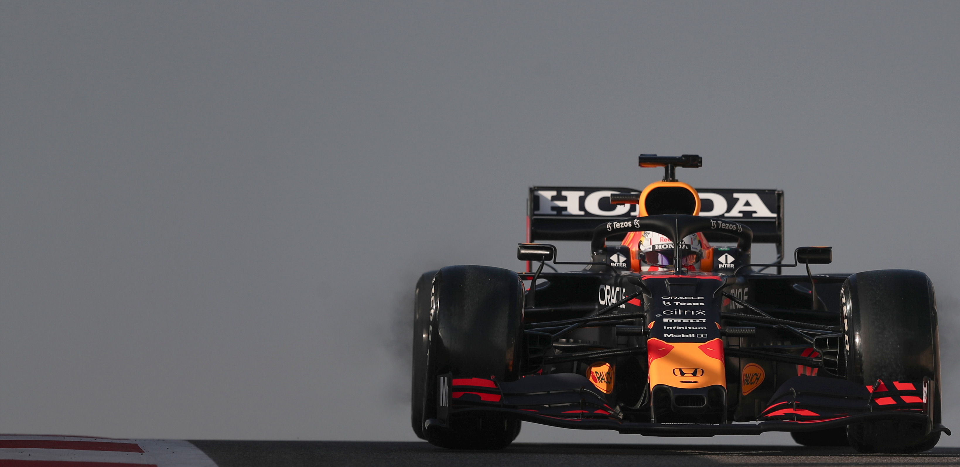 BOLID UNIŠTEN As Ferarija nije mogao da izađe iz vatrene stihije, tražio pomoć (VIDEO/FOTO)