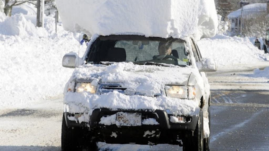 GREŠKA KOJA ĆE VAS STAJATI I DO 18.000 DINARA Vozači masovno ovo rade po snegu, a ne znaju da je zabranjeno!