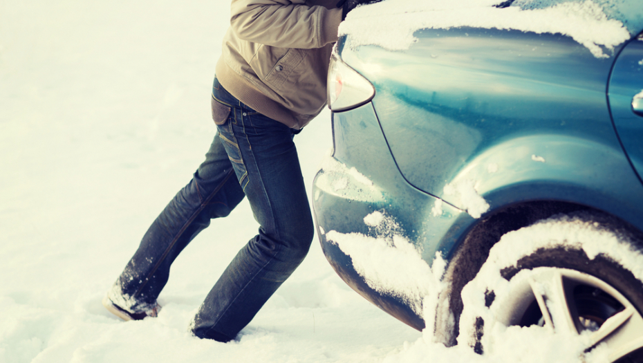 Važno je da znate: Ako se desi da se automobil zaglavi u snegu, ovo ne smete nikako da radite