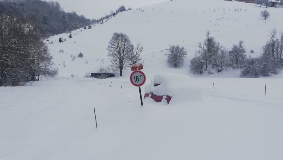 SNEŽNA KATASTROFA U NOVOJ VAROŠI Putevi blokirani do sedam sela, vetar pravi smetove visine nekoliko metara! (FOTO)
