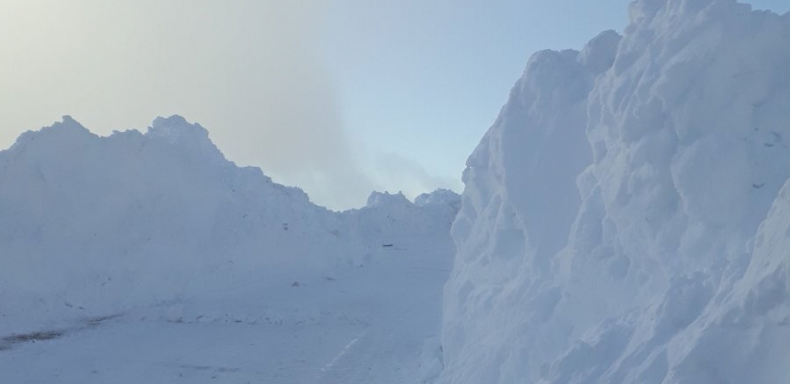 SNEŽNA KATASTROFA U NOVOJ VAROŠI Putevi blokirani do sedam sela, vetar pravi smetove visine nekoliko metara! (FOTO)