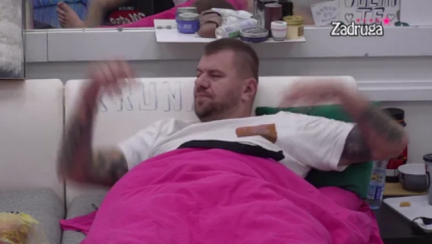 JANJUŠ U ELEMENTU! Marko čuo pesmu svoje simpatije, pa zapevao iz petnih žila!