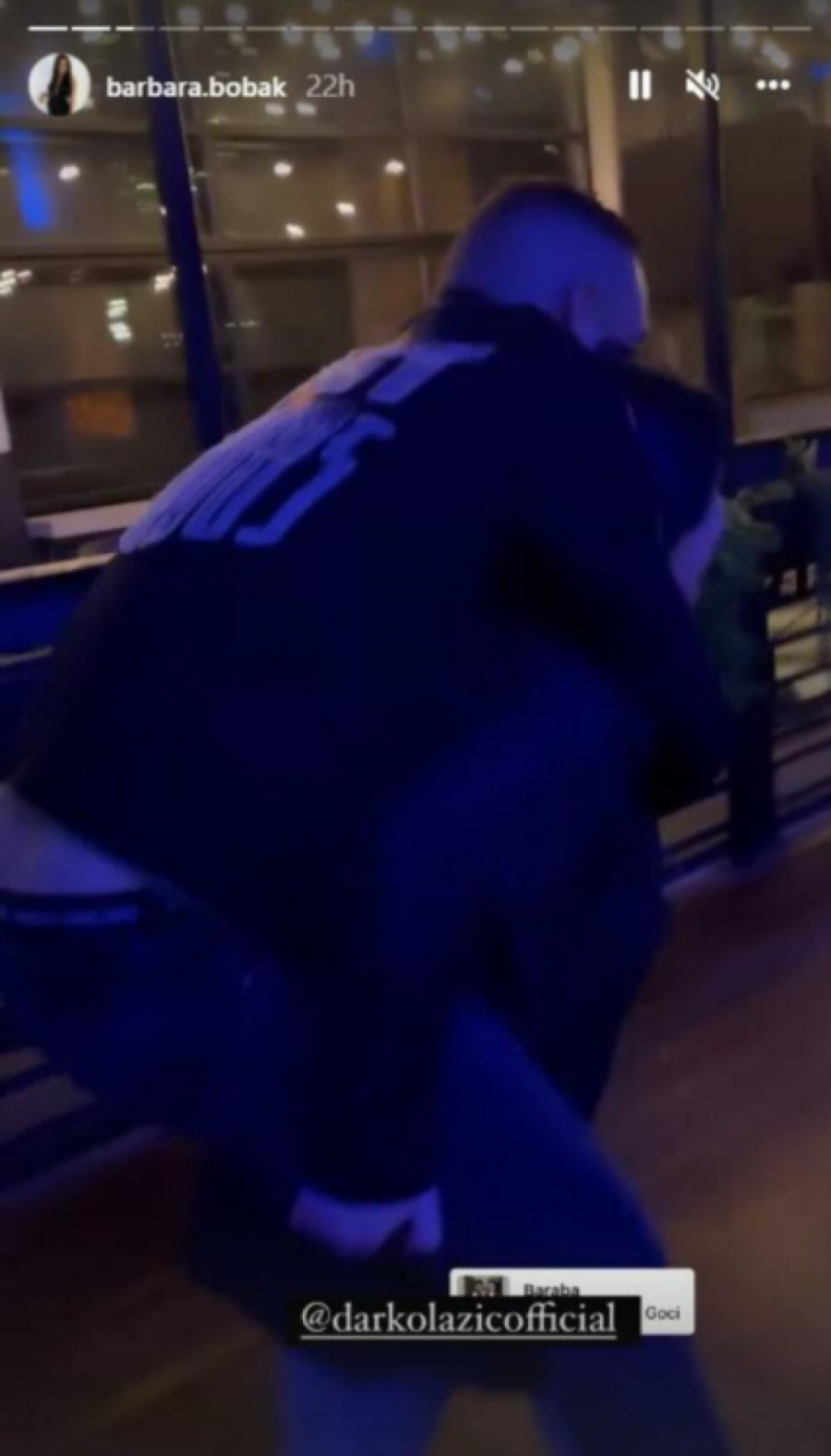 DARKO ZAJAHAO BARBARU NA JAVNOM MESTU Par napravio neviđeni haos, ljudi nisu mogli da veruju šta vide (FOTO)