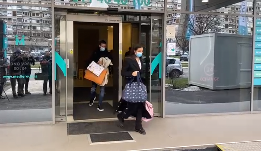 KAĆA GRUJIĆ IZAŠLA IZ PORODILIŠTA Ponosni tata došao po suprugu i ćerku, Gobelja ne skida osmeh sa lica!