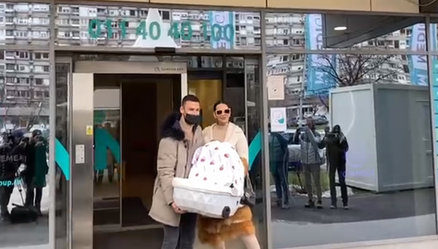 MNOGO SU ME RAZMAZILI, KAKO ĆU DALJE NE ZNAM Kaća Grujić prvi put nakon porođaja otkrila na koga mala Katja liči i ko će joj pomagati oko bebe