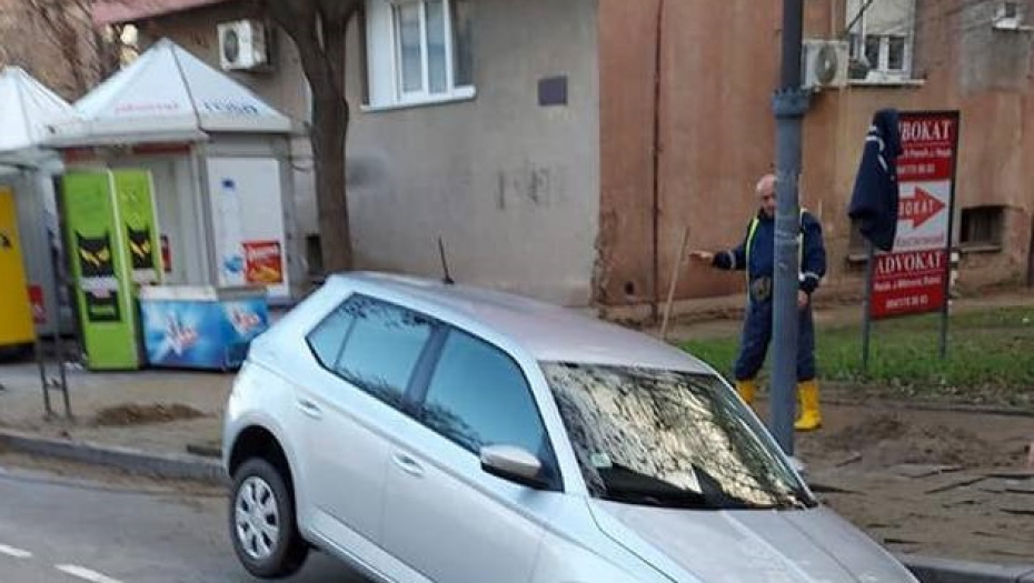 ŠTA SE TAČNO DESILO U SMEDEREVU?! Otvorio se asfalt, automobil skoro nestao! (FOTO)