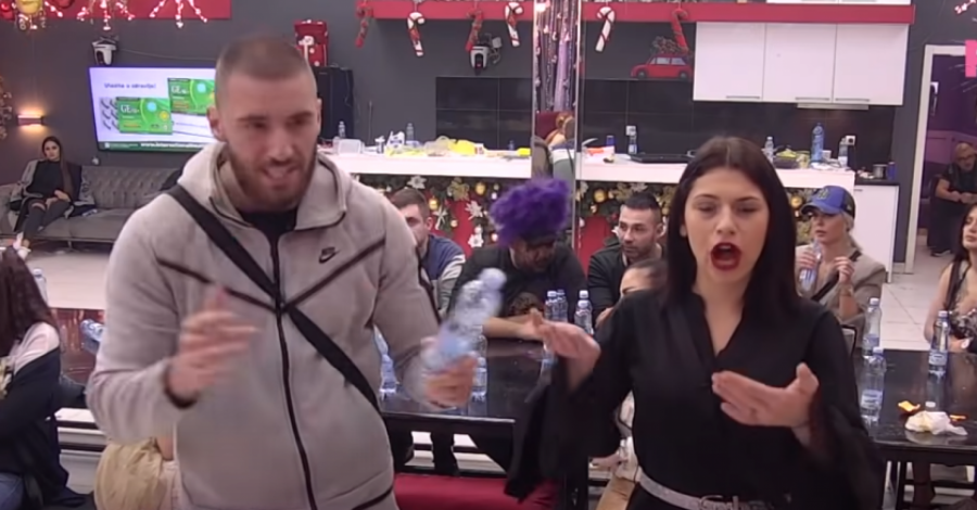 JEZIVI KRICI I URLICI MILICE ODZVANJALI ZADRUGOM Mensur je ponizio, ona lomila sve pred sobom: Klošarka, pravo je zlo!