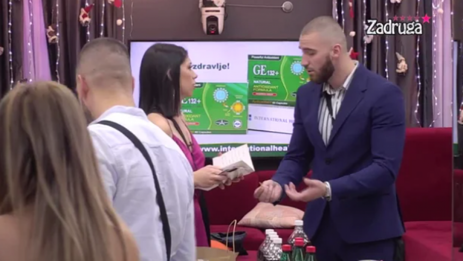 MENSUR POKAZAO ZUBE! Milici stigla čestitka, prolila more suza, pa oterala Ajdarpašića od sebe, a onda je on uradio ovo!