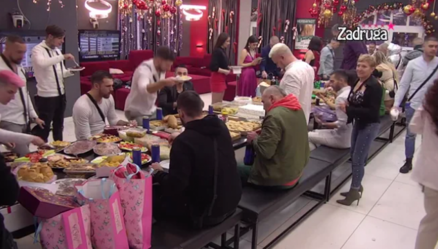 MENSUR POKAZAO ZUBE! Milici stigla čestitka, prolila more suza, pa oterala Ajdarpašića od sebe, a onda je on uradio ovo!