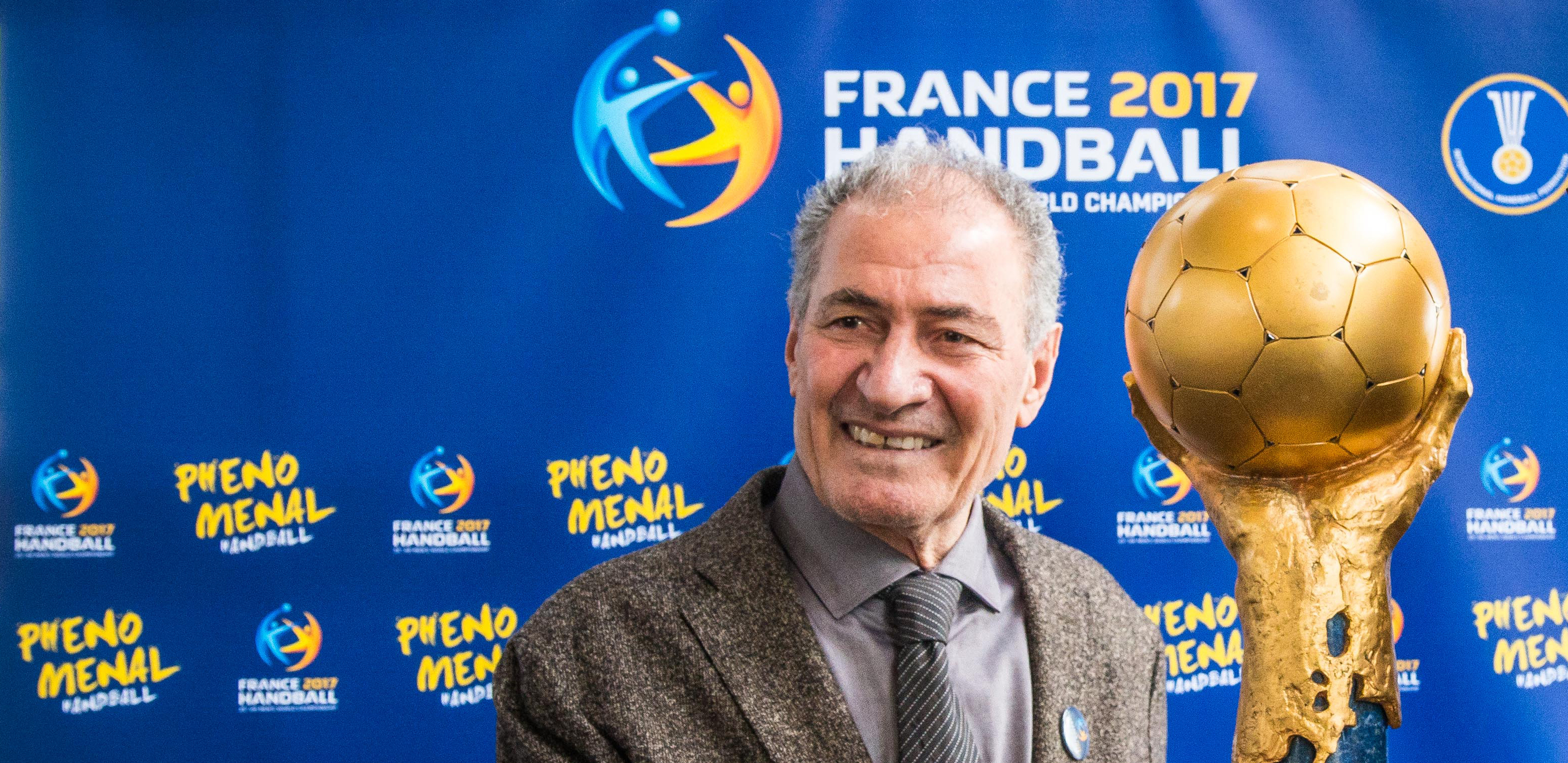 GODINE ČINE SVOJE Izblamirao se za sve pare, dvorana ga izviždala, kao da nije znao gde se nalazi (VIDEO)