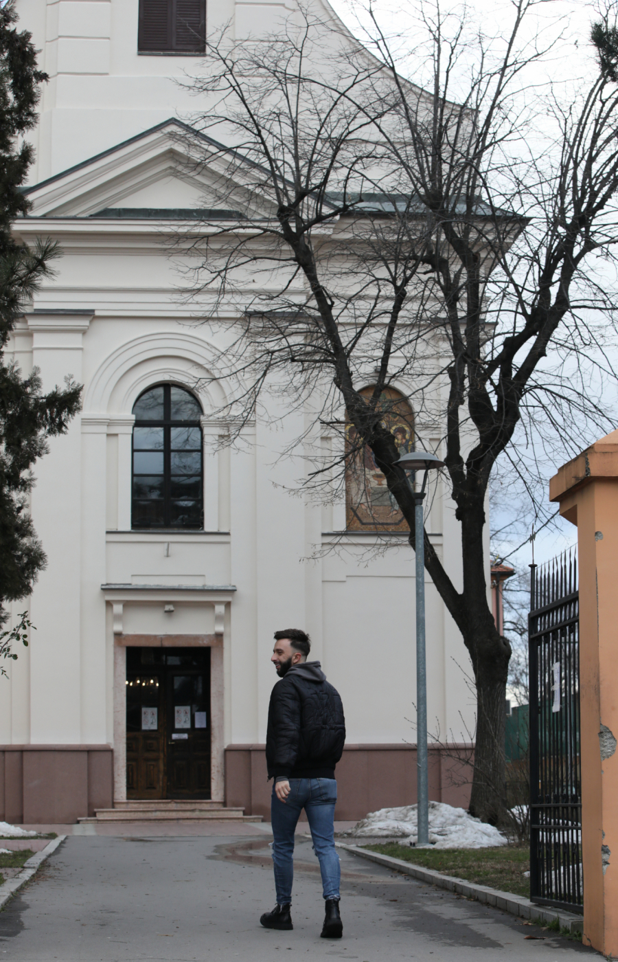 VODITELJ ZADRUGE UHVAĆEN NA NEOČEKIVANOM MESTU Darko Tanasijević pokazao koliki je vernik! (PAPARACO)