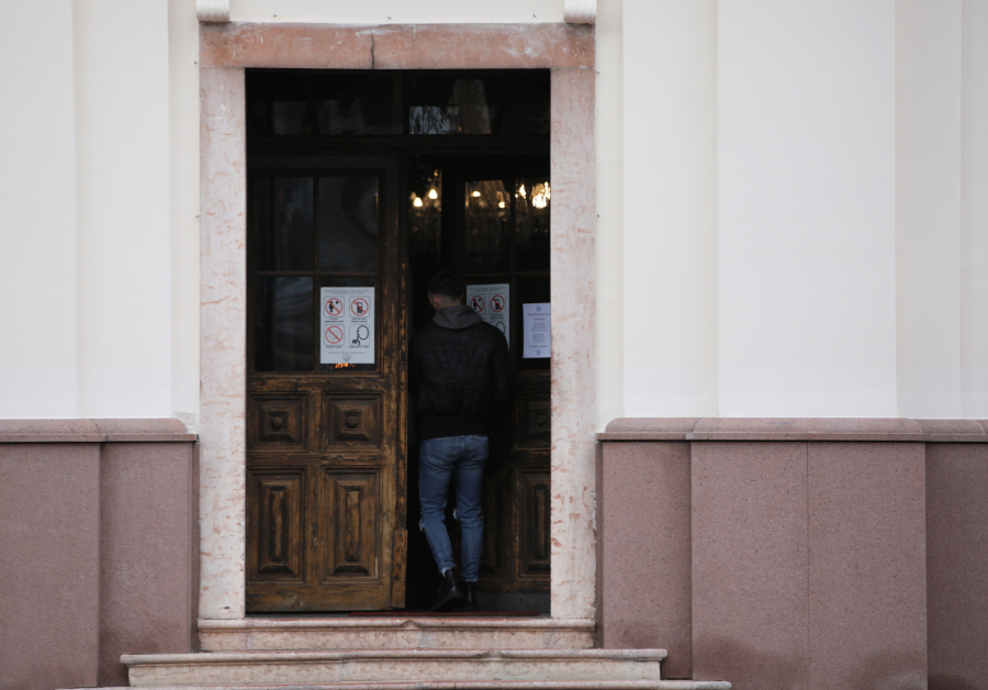 VODITELJ ZADRUGE UHVAĆEN NA NEOČEKIVANOM MESTU Darko Tanasijević pokazao koliki je vernik! (PAPARACO)