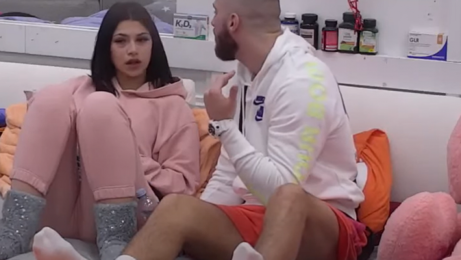 KOMPLEKSAŠICE MALA BEŽI SA KREVETA Milica Mensura dovela do ludila, on joj sve sasuo u lice, pa se odlučio na ovo!