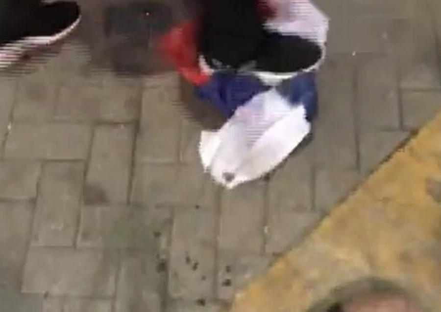 LUDILO ALBANSKIH EKSTREMISTA Pale i gaze srpske zastave, pokušaće i da preseku kolonu u kojoj se nalazi Vučić