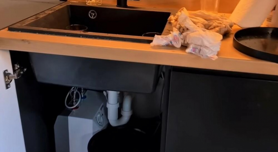 POPLAVA U STANU LUNE I MARKA, BEBU MORALI DA ODVEDU Đoganijeva i Miljković sprečavaju havariju