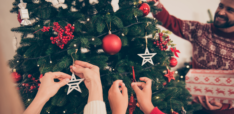 Ova boja ima jaku simboliku: Crvene detalje treba da imate na novogodišnjoj jelci
