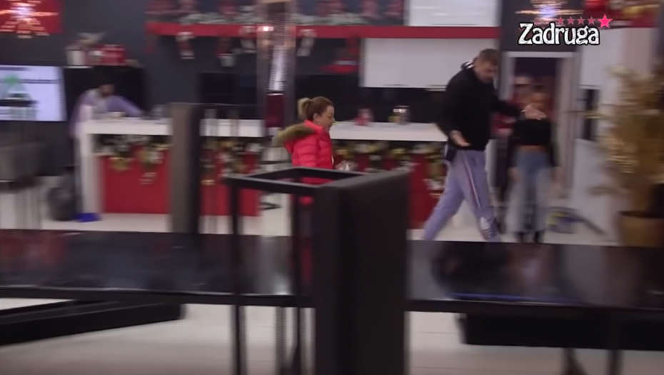 HAOS U BELOJ KUĆI Janjuš i Sandra zaratili kao nikad do sada, pljuštale uvrede, a klupe letele na sve strane