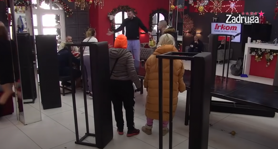 HAOS U BELOJ KUĆI Janjuš i Sandra zaratili kao nikad do sada, pljuštale uvrede, a klupe letele na sve strane
