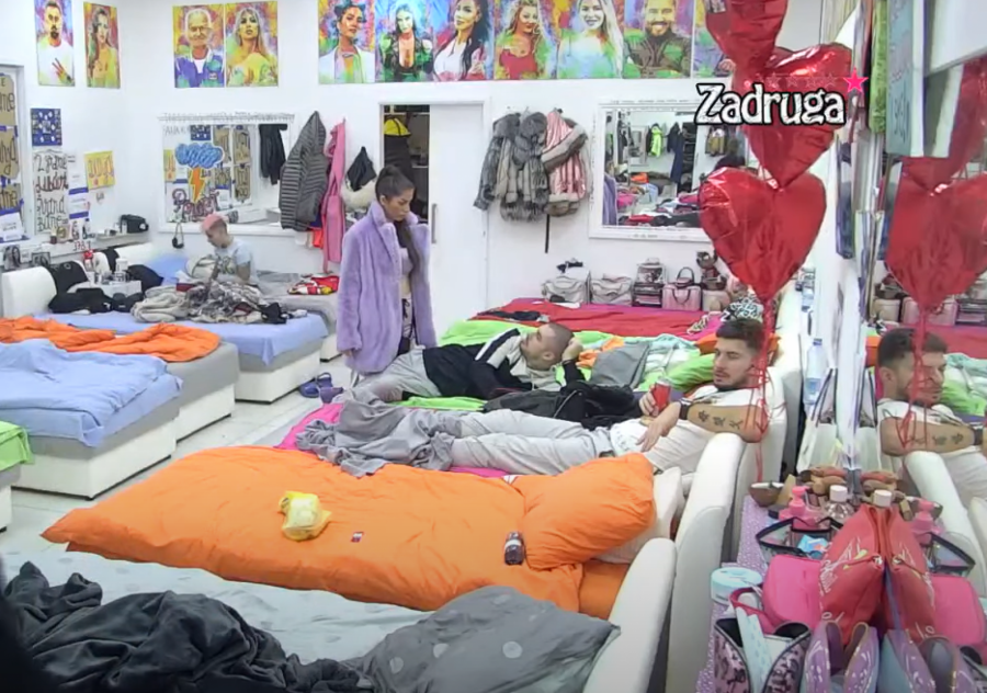 IPAK NE MOGU JEDNO BEZ DRUGOG Mima pred svima krenula da ljubi oženjenog Gruju