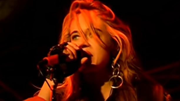 CRKVENA ZVONA I ŠEST DEVOJČICA U BELOM Venčanje pa gala slavlje u Beogradu, udala se ćerka glumice Anice Dobre