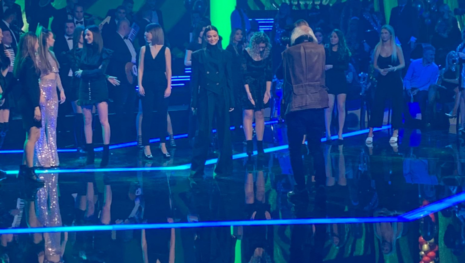 U OVOM IZDANJU JE NIKO NIJE OČEKIVAO! Milica Pavlović se pojavila na snimanju novogodišnjeg programa i stajlingom ostavila sve u šoku!