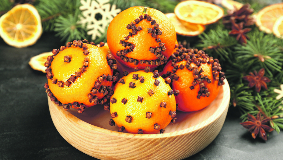 SAVRŠENA NOVOGODIŠNJA DEKORACIJA Sa jelkom ili bez, evo kako da ukrasite kuću za Novu godinu, a ne potrošite mnogo