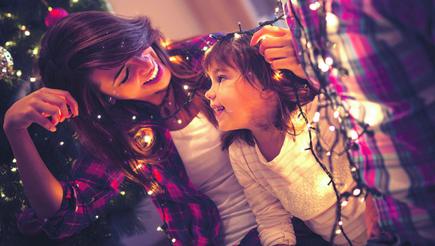 NIKO NEMA PREDSTAVU ČEMU SLUŽI CRVENI LAMPION ZA JELKU Iznenadićete se kad saznate da ova svetiljka zapravo ima posebnu svrhu