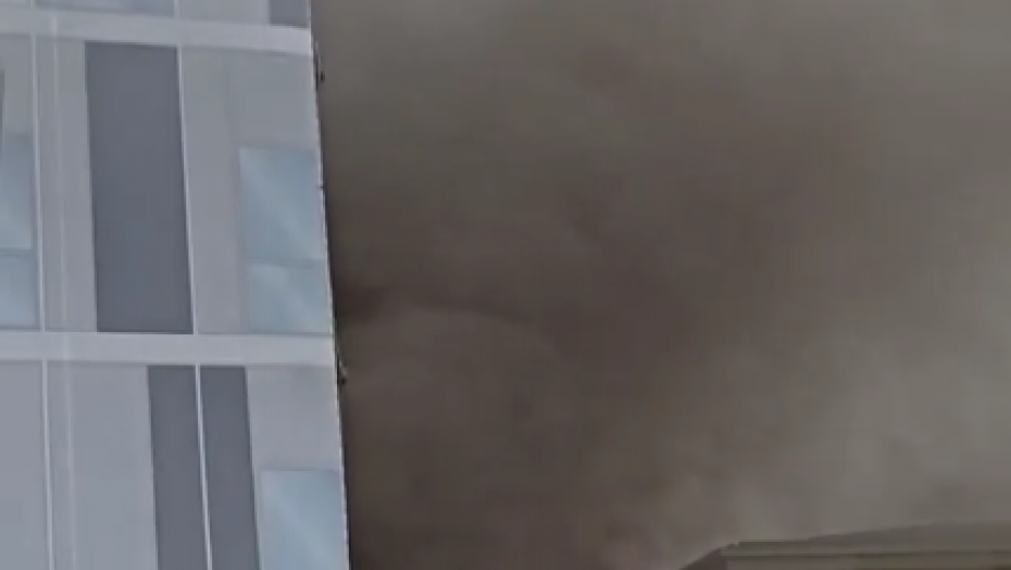 PRVE SLIKE SA MESTA GDE JE IZBIO POŽAR Kulja gusti dim iz zgrade KC Srbija: Radnici uzvikuju okupljenima da se pomere