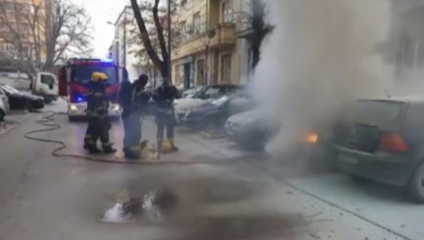 POŽAR U CENTRU NOVOG SADA Automobil se zapalio na parkingu, vatrogasci brzo reagovali (VIDEO)