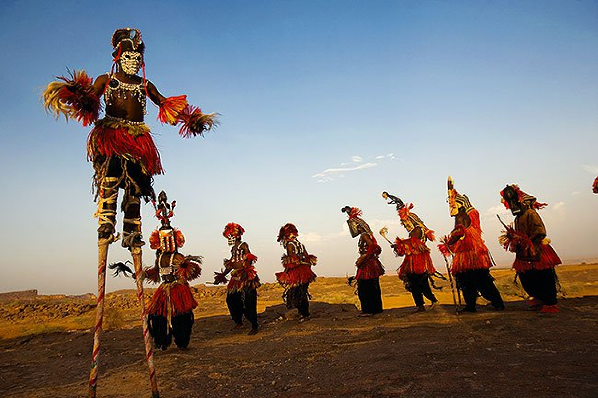 Ритуальные танцы племен. Племени догонов мали. Африканское племя догонов. Племя догонов в Африке. Ритуальные танцы народов Африки.