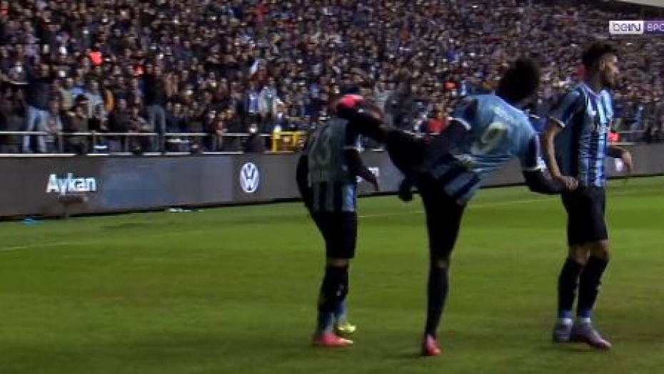 BALOTELI PONOVO ŠOKIRA! Italijan na čudan način čestitao kolegi na golu! (VIDEO)