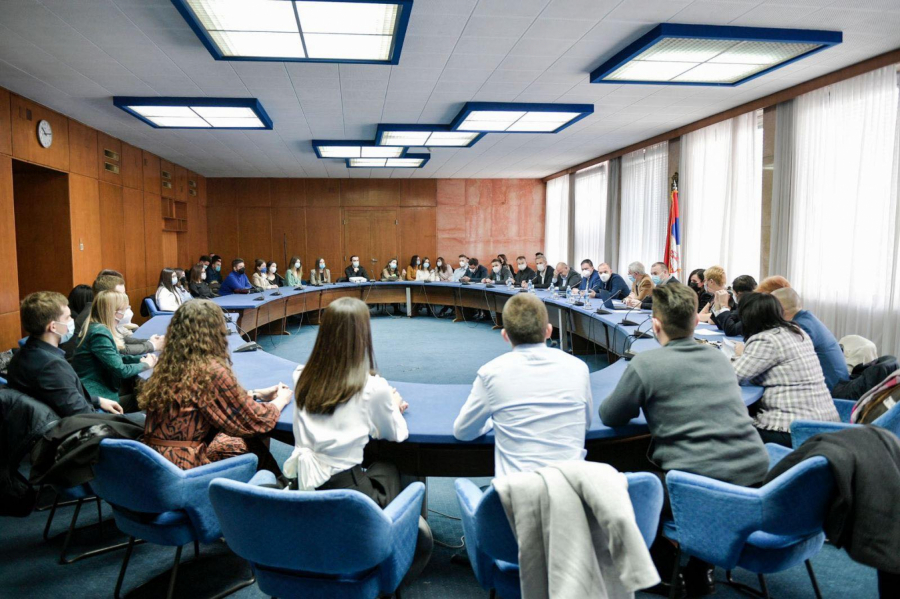 POSAO I SPECIJALIZACIJA ZA 200 MLADIH LEKARA Ministar zdravlja sa najboljim diplomcima medicine