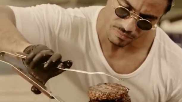 IMA MILIONE,A MAJKA MU OVAKO ŽIVI Poznati kuvar broji 44 miliona, a ženi koja ga je rodila ne pomaže!