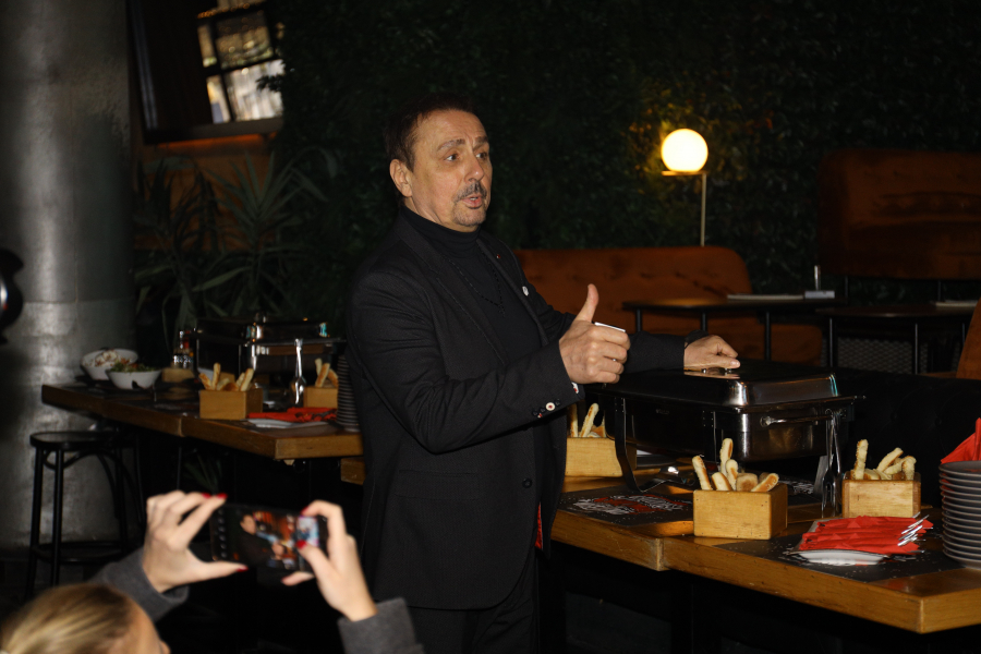 KEBI PROPAO BIZNIS? Pevač pokušao da se opari, a našao se u dugovima, evo o čemu je reč