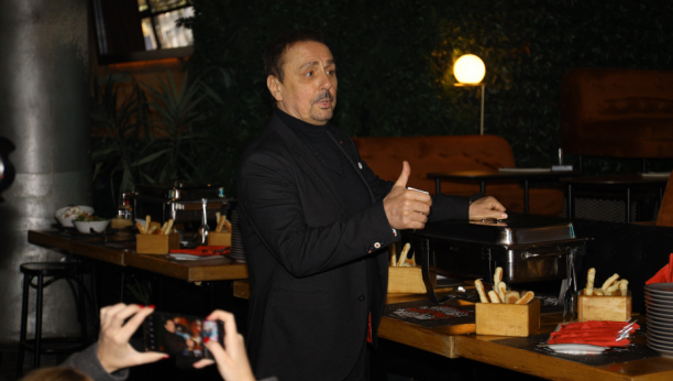 OD SPONZORA DOBIJA I DO 5.000 EVRA MESEČNO A evo šta Keba obožavatelju iz Amerike šalje zauzvrat