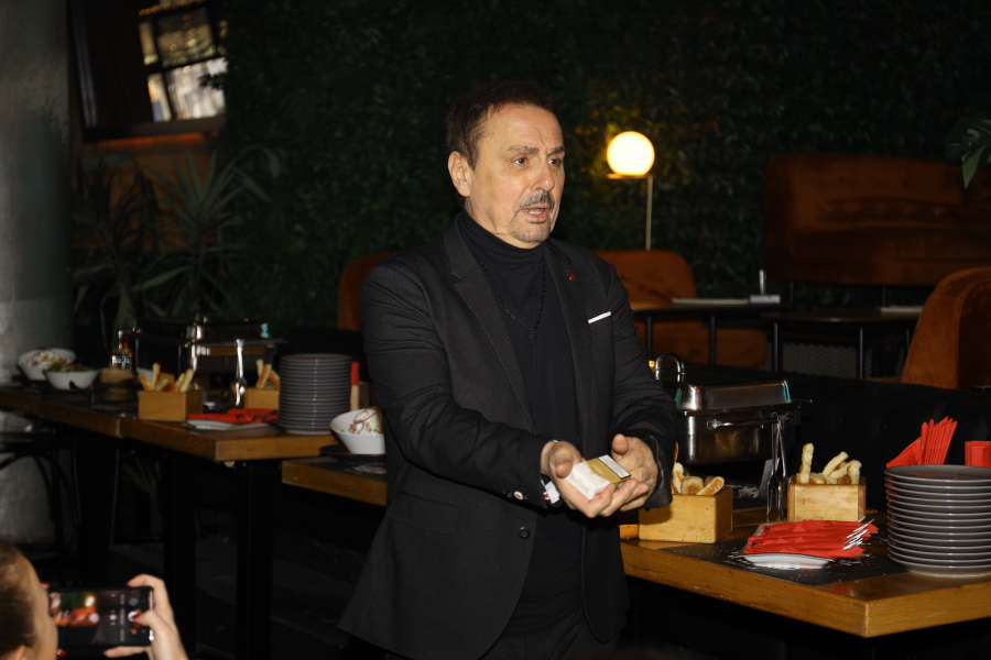 DRAGAN KOJIĆ KEBA POTPUNO SLOMLJEN ZBOG ĆERKE: Loše vesti u domu pevača, NE MOŽE DA ZAUSTAVI SUZE!