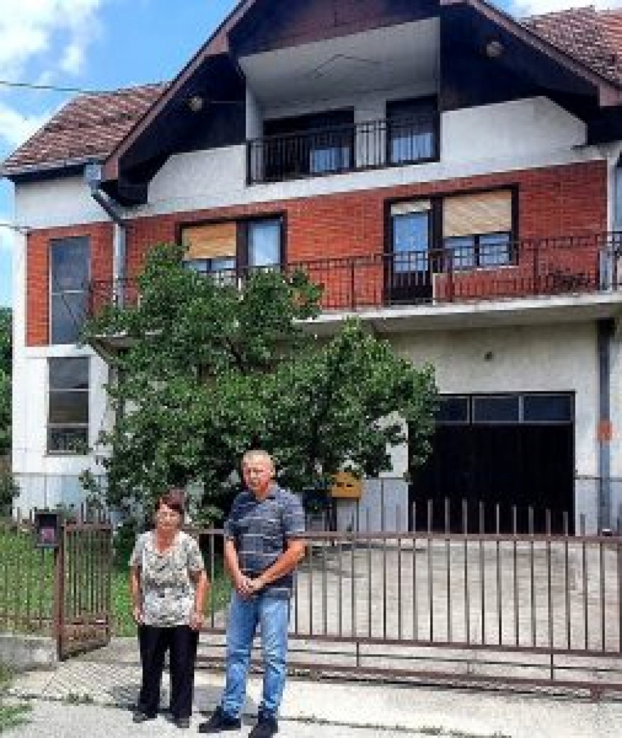 ZAPALIĆEMO SE AKO NAM UZME KUĆU Moler iz Kragujevca i njegova majka žrtve zelenaša Marinka Milićevića