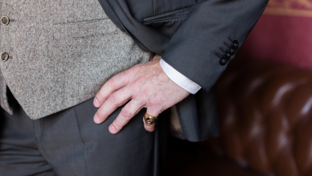 ZNAČENJE PRSTENA NA MALOM PRSTU Ako ste žena koja nosi nakit na ovom mestu, nesvesno šaljete jednu poruku suprotnom polu