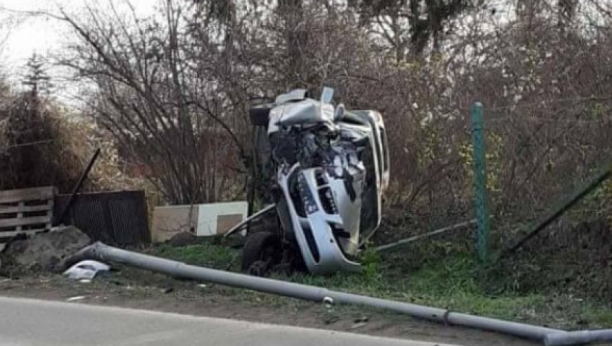 JEZIVA NESREĆA U SREMSKIM KARLOVCIMA Automobil sleteo sa puta i prevrnuo se - vozilo potpuno smrskano (FOTO)