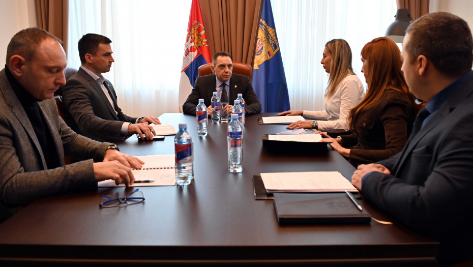 HVALA VAM NA ISTRAJNOJ BORBI ZA LJUDSKE ŽIVOTE Ministar Vulin održao sastanak sa članovima Pregovaračkog tima MUP-a