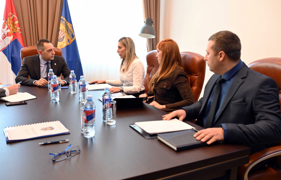 HVALA VAM NA ISTRAJNOJ BORBI ZA LJUDSKE ŽIVOTE Ministar Vulin održao sastanak sa članovima Pregovaračkog tima MUP-a