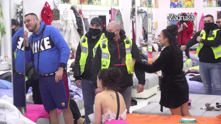 EVO KAKO IZGLEDA CAR NAKON MAJINOG NAPADA Filip na Badnji dan urnisan, leži u podlivima i ogrebotinama, ne može da dođe sebi!